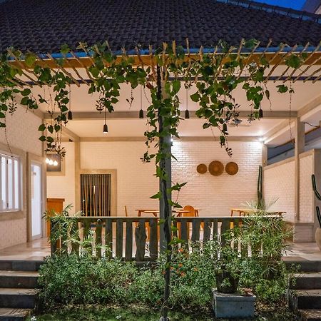 Berawa Dini Guesthouse Canggu  Exterior photo
